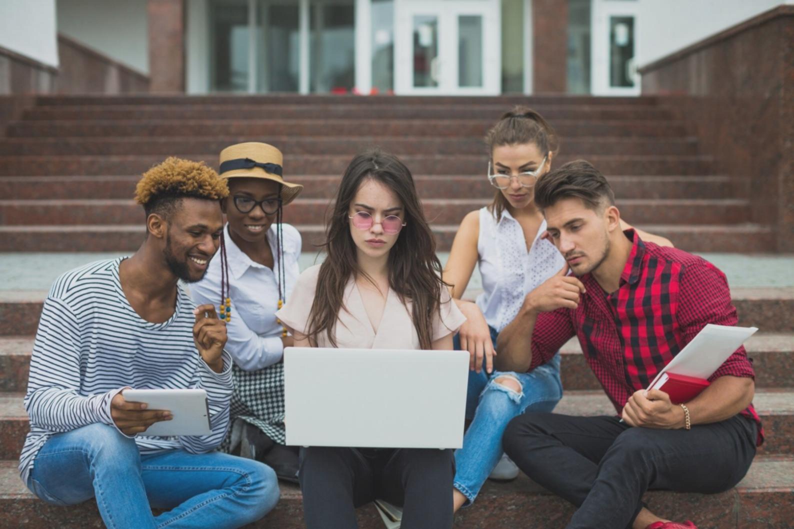 Profissionais analisando dados financeiros em ambiente de trabalho colaborativo