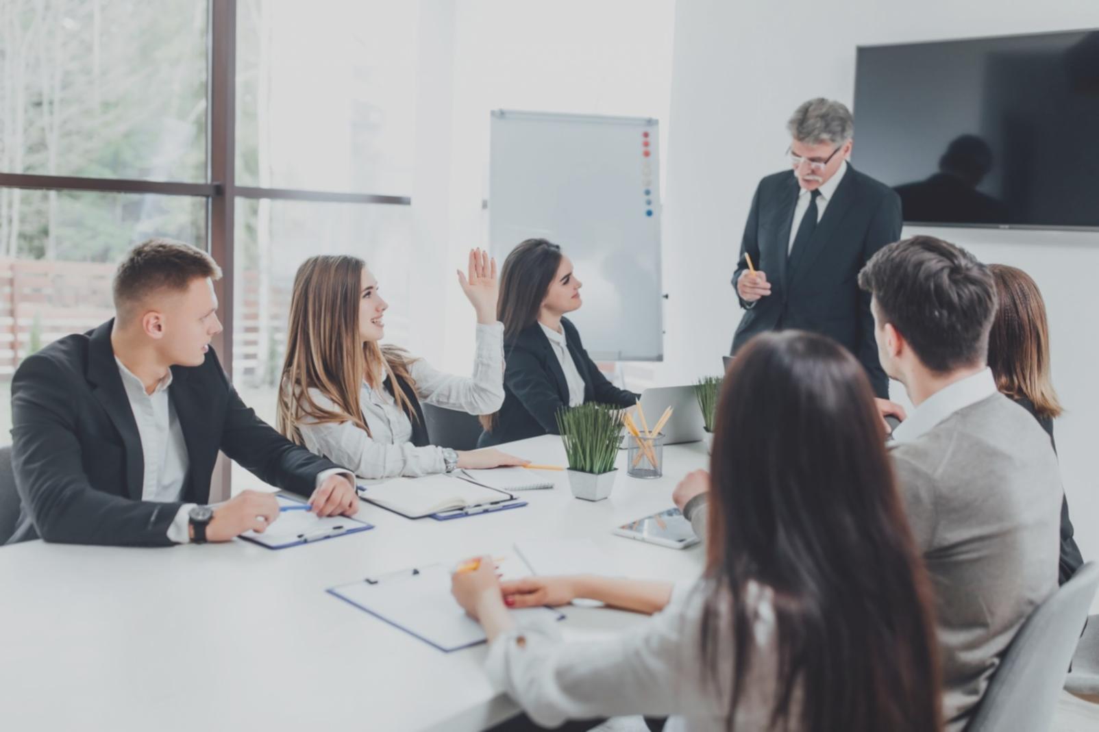 Sessão de formação financeira com participantes atentos